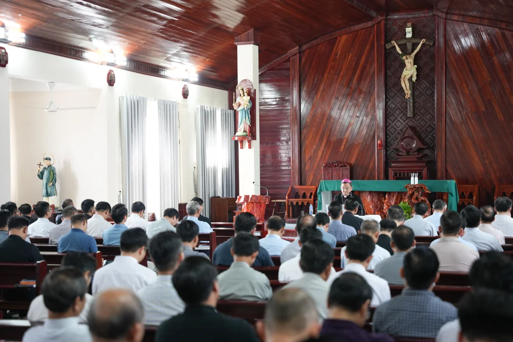 Ban Caritas giáo xứ Hà Đông thăm  trại phong Ba Sao